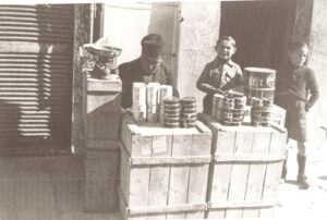 Venda de queviures a la Terrassa de postguerra