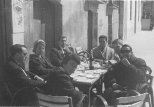 Clients a la terrassa del Bar Catalonia de Terrassa